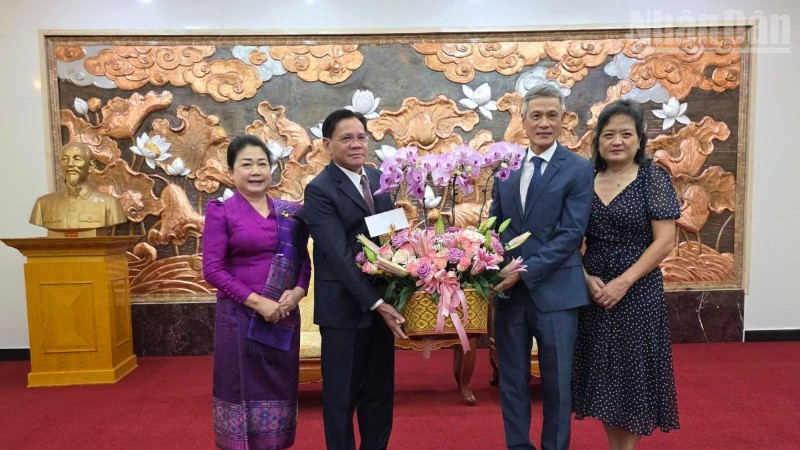 Đại sứ Buakeo Phumvongsay và Phu nhân tặng hoa chúc mừng Đại sứ Nguyễn Minh Vũ và Phu nhân nhân dịp kỷ niệm 80 năm Cách mạng Tháng Tám thành công và Quốc khánh Việt Nam.