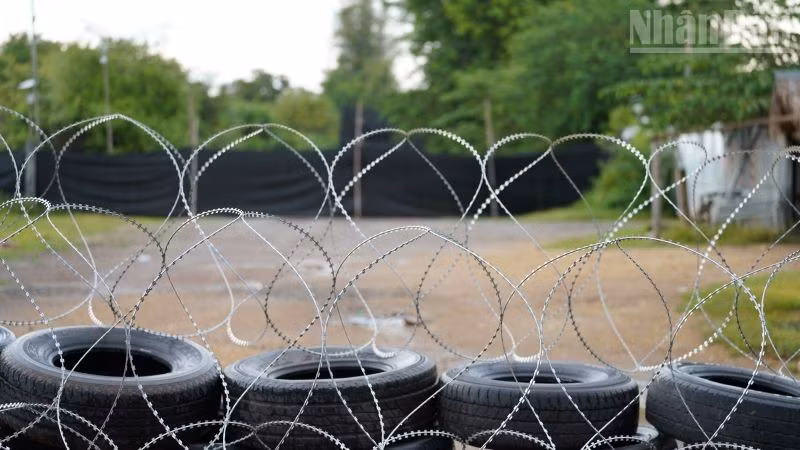 Hàng rào biên giới bằng dây thép gai và lốp xe, được chụp từ phía Banteay Meanchey, Campuchia ngày 29/8/2025. (Ảnh: ĐINH TRƯỜNG)