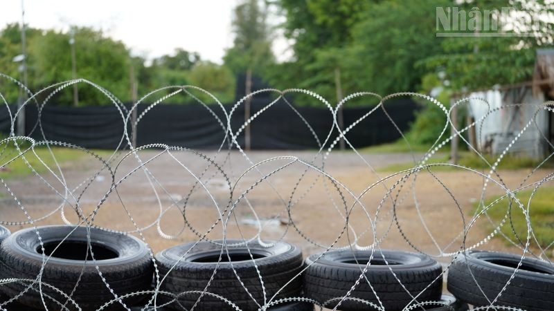 Hàng rào biên giới bằng dây thép gai và lốp xe, được chụp từ phía Banteay Meanchey, Campuchia ngày 29/8/2025. (Ảnh: ĐINH TRƯỜNG)