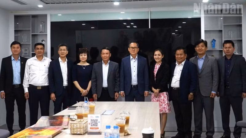 Đoàn đại biểu Hội Nhà báo Việt Nam và Đoàn Câu lạc bộ các nhà báo Campuchia tại cuộc gặp. (Ảnh: ĐINH TRƯỜNG)