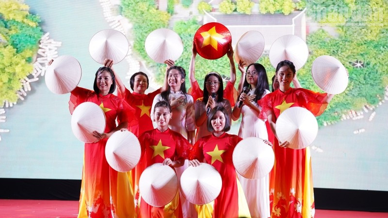 Tiết mục văn nghệ trong chương trình gặp gỡ “Xuân Quê hương 2026” do Đại sứ quán Việt Nam tại Campuchia tổ chức. (Ảnh: ĐINH TRƯỜNG)