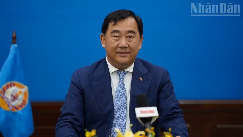 Người phát ngôn, Phó Trưởng Ban thứ nhất Ban Đối ngoại Trung ương Đảng Nhân dân Campuchia Sous Yara trả lời phỏng vấn của phóng viên Báo Nhân Dân thường trú tại Campuchia. (Ảnh: ĐINH TRƯỜNG)