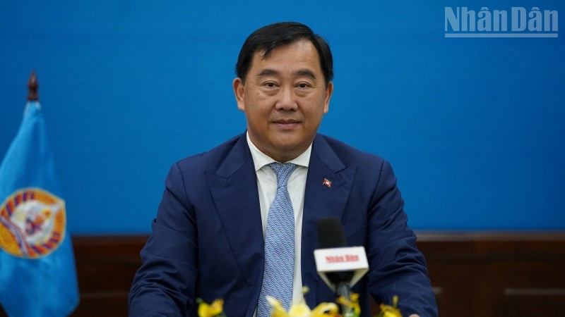 Người phát ngôn, Phó Trưởng Ban thứ nhất Ban Đối ngoại Trung ương Đảng Nhân dân Campuchia Sous Yara trả lời phỏng vấn của phóng viên Báo Nhân Dân thường trú tại Campuchia. (Ảnh: ĐINH TRƯỜNG)