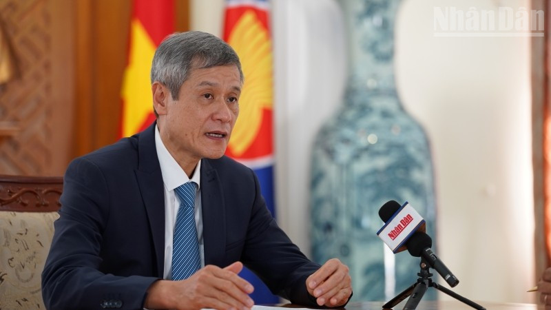 Đại sứ Việt Nam tại Campuchia Nguyễn Minh Vũ trả lời phỏng vấn của phóng viên Báo Nhân Dân thường trú tại Campuchia. (Ảnh: ĐINH TRƯỜNG)