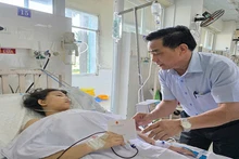 Chủ tịch Ủy ban nhân dân tỉnh Quảng Nam Lê Văn Dũng thăm hỏi, động viên các hành khách bị thương trong vụ tai nạn.