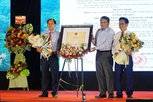 PGS, TS Đặng Văn Bài, Phó Chủ tịch Hội đồng Di sản văn hóa Quốc gia thừa ủy quyền của Bộ Văn hóa, Thể thao và Du lịch trao chứng nhận Tri thức dân gian về Sâm Ngọc Linh, huyện Nam Trà My, tỉnh Quảng Nam.