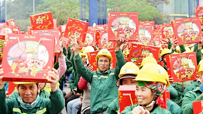 Người lao động hạnh phúc với Chương trình Xây Tết do Báo Nhân Dân phối hợp tổ chức. Ảnh: BẢO LONG
