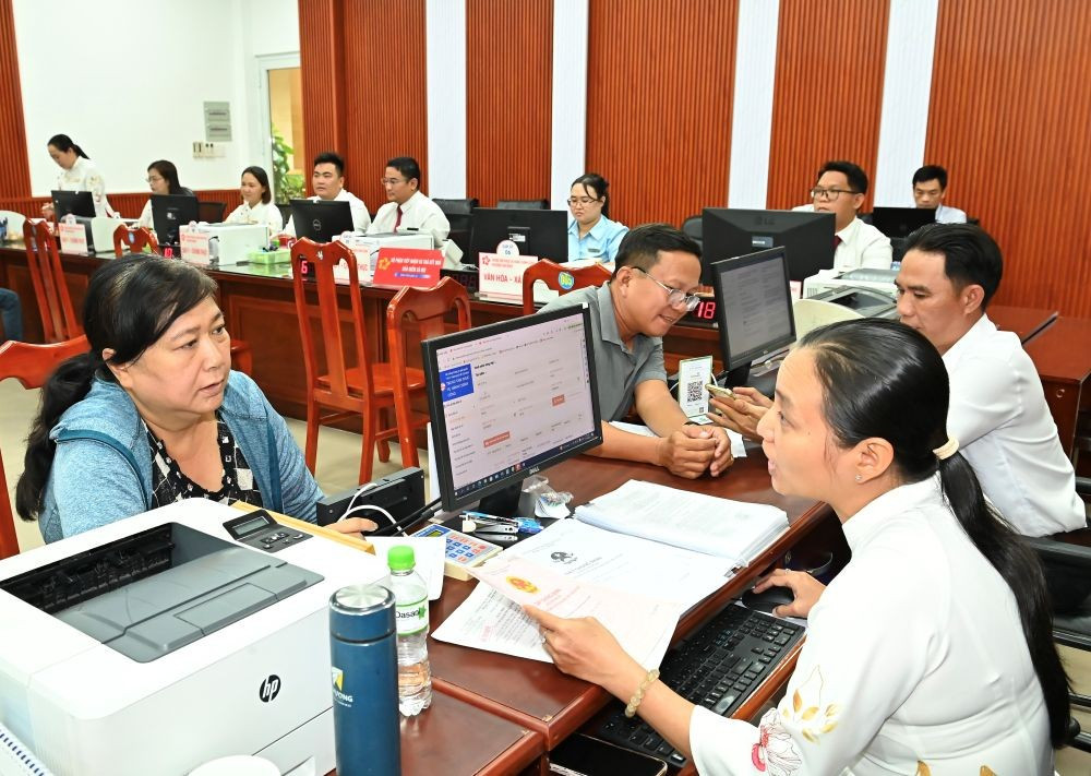 Hướng dẫn người dân làm thủ tục hành chính tại Trung tâm dịch vụ hành chính công phường Tam Bình, Thành phố Hồ Chí Minh. (Ảnh: sggp.org.vn)