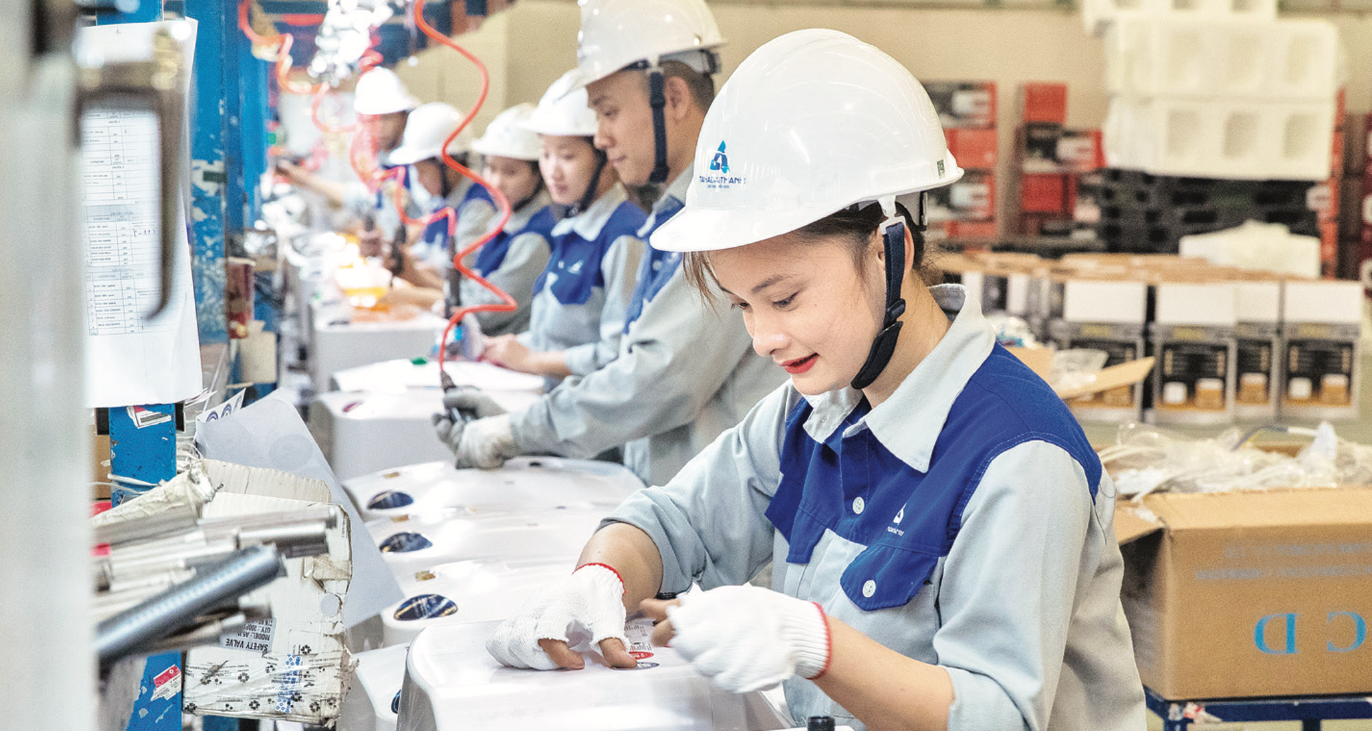 Dây chuyền sản xuất bình nóng lạnh của Tập đoàn Tân Á Đại Thành. (Ảnh: THỦY NGUYÊN) screen-shot-2025-08-22-at-113310.png