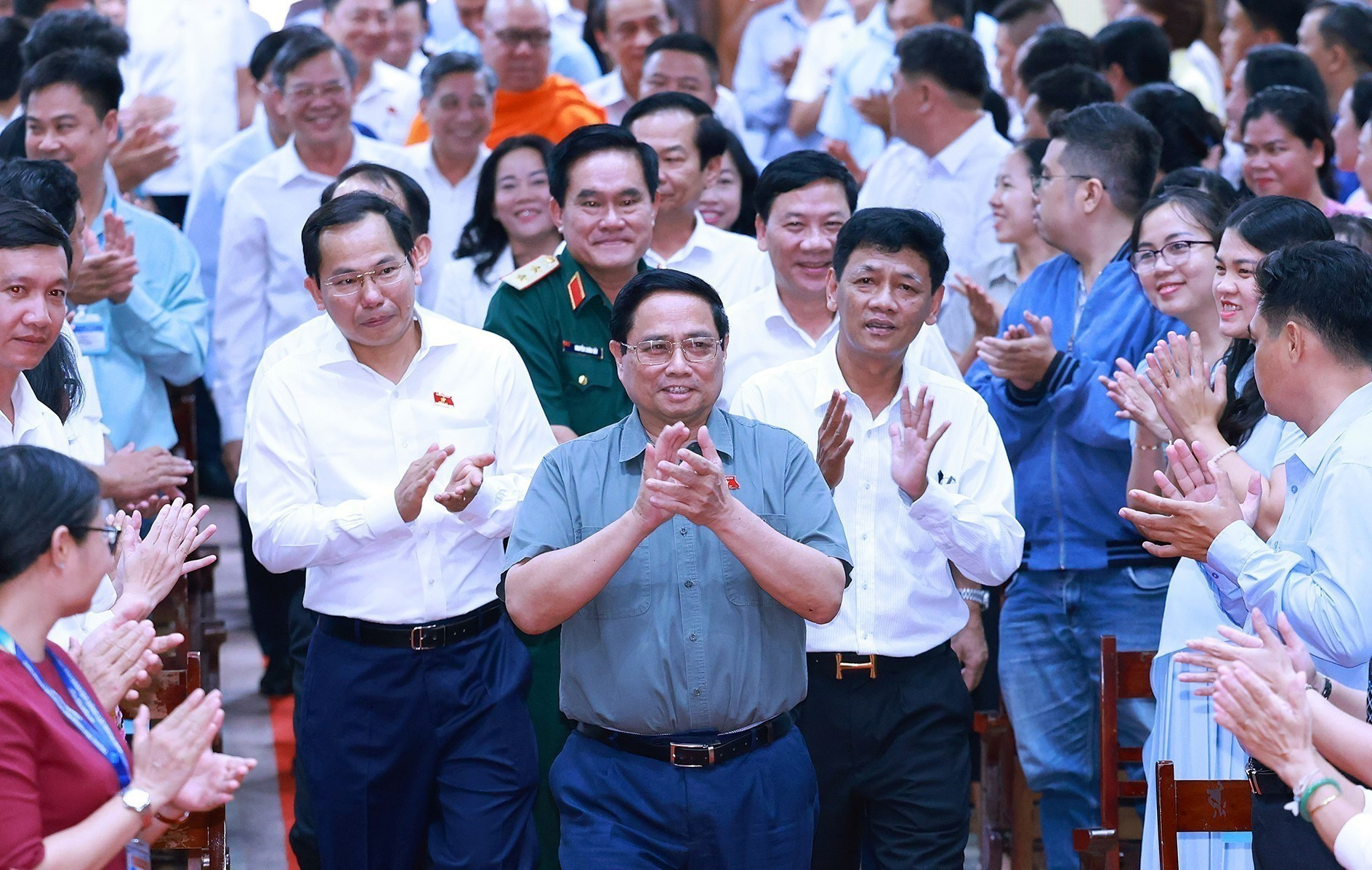 Thủ tướng Phạm Minh Chính đến buổi tiếp xúc cử tri thành phố Cần Thơ. (Ảnh: Dương Giang/TTXVN) vna-potal-thu-tuong-tiep-xuc-cu-tri-thanh-pho-can-tho-8146426.jpg