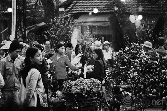 Chợ hoa Hà Nội năm 1980. (Ảnh: TTXVN)