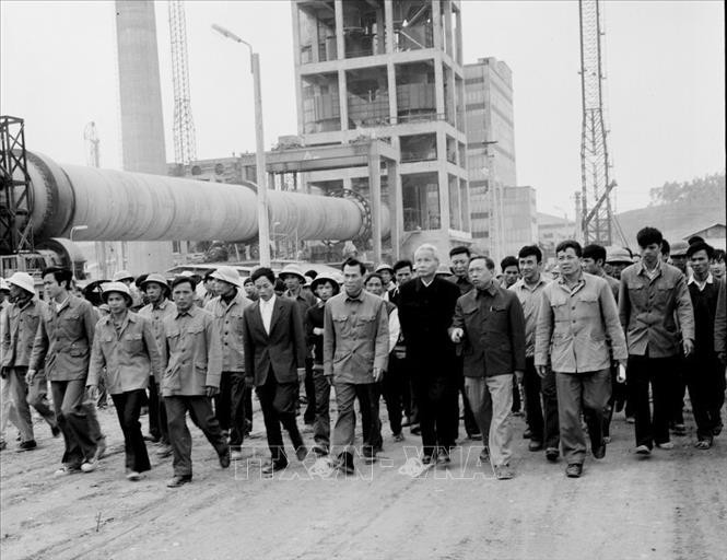 Thủ tướng Phạm Văn Đồng thăm công trường xây dựng nhà máy xi-măng Hoàng Thạch. (Ảnh: TTXVN)