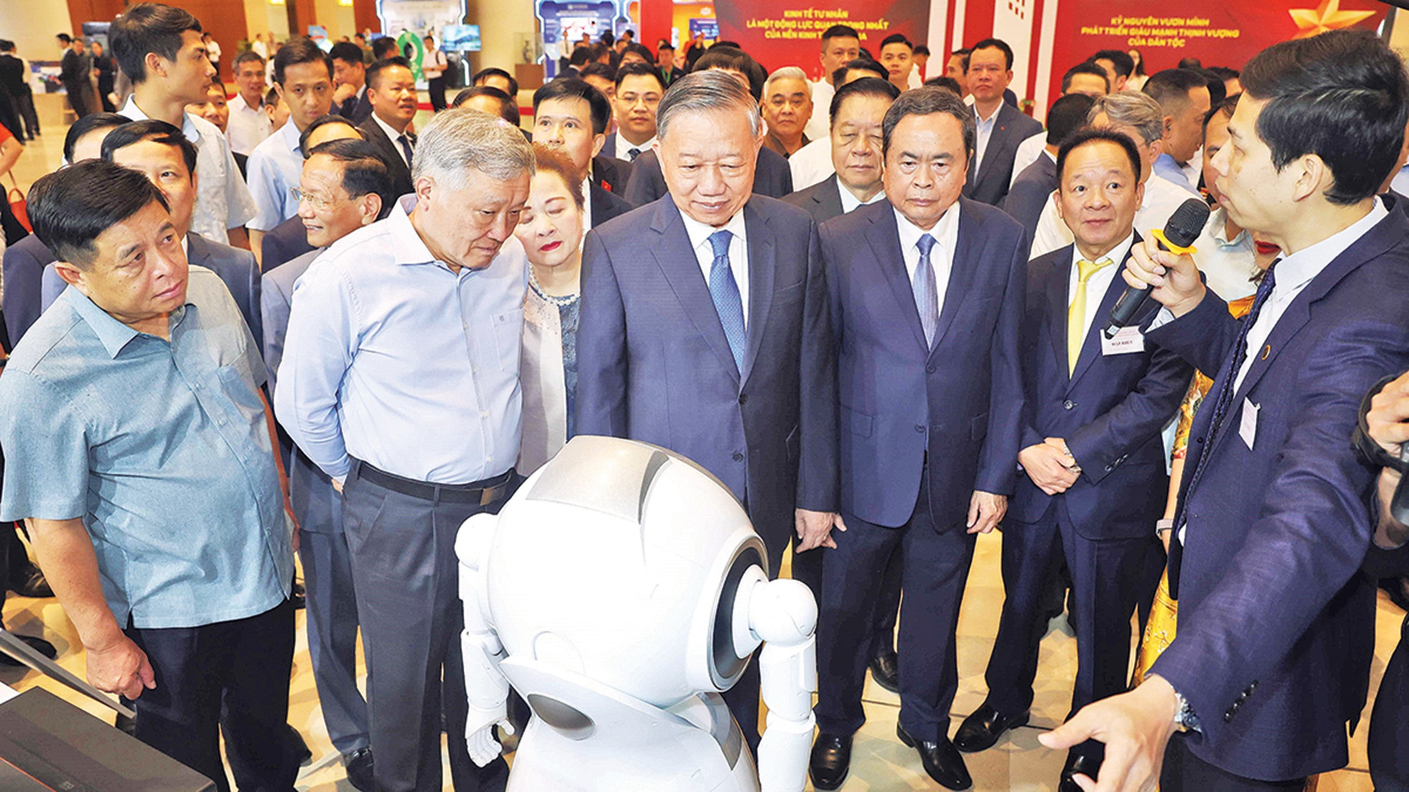 Tổng Bí thư Tô Lâm và các đại biểu tham quan triển lãm "Những thành tựu trong phát triển kinh tế tư nhân và các gian hàng trưng bày sản phẩm của các doanh nghiệp tư nhân". (Ảnh: THỐNG NHẤT/TTXVN)