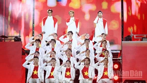 Nhóm 3 nghệ sĩ, nhà sản xuất âm nhạc trẻ DTAP xuất hiện trên sân khấu "Tự hào Việt Nam" với ca khúc "Nhà tôi có treo một lá cờ".