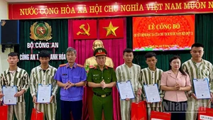 Đại diện Viện Kiểm sát, Công an, Mặt trận Tổ quốc tỉnh Thanh Hóa trao quyết định đặc xá, quà cho các cá nhân.