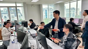 Cục trưởng Cục Đường bộ Việt Nam Bùi Quang Thái tới thăm và chúc Tết cán bộ, nhân viên Trung tâm Dữ liệu Thu phí.