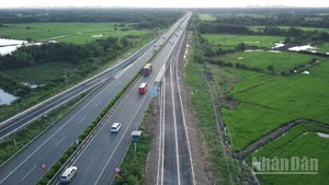 Tuyến cao tốc Thành phố Hồ Chí Minh-Long Thành hiện hữu đang là tuyến đường 4 làn xe chạy. Vào những đợt cao điểm trước ngày nghỉ hay dịp lễ tuyến thường xuyên xảy ra ùn tắc.