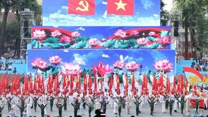 Chương trình nghệ thuật “Rạng rỡ non sông Việt Nam”. (Ảnh: TTXVN)