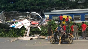 Vụ tai nạn đường sắt xảy ra hôm 4/9/2024, trước cửa nhà số 486 đường Ngọc Hồi (Văn Điển, Thanh Trì, Hà Nội), một ô-tô tải chở phế liệu đã bị biến dạng khi cố tình băng qua khu vực đường sắt có đường ngang và biển báo. (ẢNH: BÁO NHÂN DÂN)