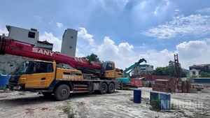 Công trường thi công đoạn đường mẫu sử dụng kết cấu bản rỗng dự ứng lực V+.