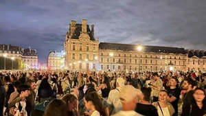 Hàng chục nghìn người tới tập trung tại vườn hoa Tuileries và bảo tàng Louvre để chứng kiến Ngọn lửa Olympic. (Ảnh: TTXVN)