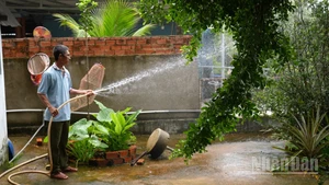 Anh Trương Hiếu Nghĩa, người dân xã Định Thành, huyện Dầu Tiếng, tỉnh Bình Dương dùng nguồn nước ngọt tưới vườn cây ăn trái của gia đình.