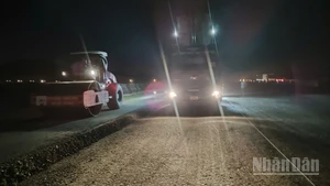 Thi công xuyên đêm trên công trường xây dựng cao tốc bắc-nam phía đông đoạn qua Đà Nẵng.
