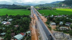 Công trình thi công cao tốc Hòa Liên-Túy Loan được huy động tối đa nhân lực, vật tư để cán đích chào mừng Quốc khánh 2/9.