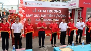 Agribank mang dịch vụ ngân hàng hiện đại thắp sáng hy vọng phát triển tại xã đảo Thạnh An 