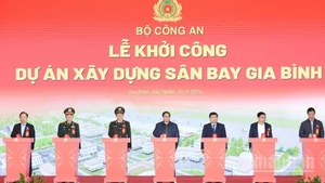 Thủ tướng Phạm Minh Chính và các đồng chí lãnh đạo thực hiện nghi thức khởi công Dự án xây dựng Sân bay Gia Bình ngày 10/12/2024. (Ảnh: Báo Nhân Dân) 