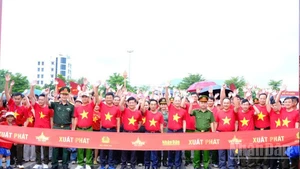 Các đồng chí lãnh đạo tỉnh Hà Tĩnh cùng tham gia Chương trình “Cùng Việt Nam tiến bước” với đông đảo các tầng lớp nhân dân tại Quảng trường Thành Sen.
