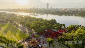 [Ảnh] Cùng Việt Nam tiến bước, người dân Huế tham gia đông hơn dự kiến 