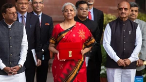 Bộ trưởng Tài chính Ấn Độ Nirmala Sitharaman (giữa, phía trước) chuẩn bị trình bày Ngân sách chung của đất nước cho năm tài chính 2023-24 trước quốc hội tại New Delhi, Ấn Độ, ngày 1/2/2023. (Ảnh: Xinhua)