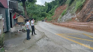 Ngày 23/7, lãnh đạo Cục Đường bộ Việt Nam trực tiếp đi tới khu vực bị sạt lở do ảnh hưởng của bão số 3 để chỉ đạo khắc phục hậu quả.