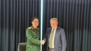 Cục trưởng Phạm Mạnh Thắng và ông Bernard Philip trao tặng quà lưu niệm.