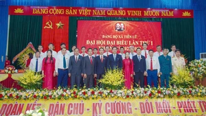 Chủ tịch Ủy ban nhân dân tỉnh Trần Duy Đông với Ban Chấp hành Đảng bộ xã Tiên Lữ.