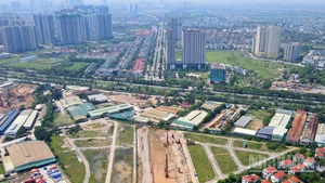 Công trường thi công kết nối đường Vành đai 3,5 với Đại lộ Thăng Long.