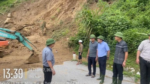 Sáng 24/7, Phó Cục trưởng Cục Đường bộ Việt Nam Nguyễn Thanh Hoài (áo xanh) dẫn đầu đoàn công tác kiểm tra hiện trường và phối hợp một số đơn vị thuộc Lực lượng Cảnh sát giao thông, Khu Quản lý đường bộ II, Sở Xây dựng Nghệ An, Nhà đầu tư và cơ quan, đơn vị liên quan đã tổ chức kiểm tra công tác phòng, chống thiên tai do bão số 3 và hoàn lưu bão đối với tuyến đường địa bàn tỉnh Nghệ An.