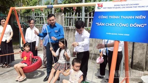 Đoàn đại biểu cùng đại diện chính quyền địa phương khánh thành công trình thanh niên "Sân chơi cộng đồng" trong khuôn khổ Hành trình.