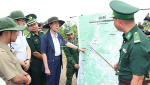 Đồng chí Bùi Thị Quỳnh Vân, Ủy viên Trung ương Đảng, Bí thư Tỉnh ủy Quảng Ngãi nghe báo cáo và khảo sát điểm dự kiến mở cửa khẩu phụ Hồ Le nằm trên địa bàn xã Ia Đal.