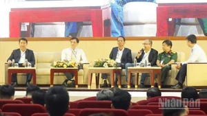 Các chuyên gia tham gia tọa đàm tại hội thảo.