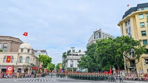 Các khối diễu binh đi qua khu phố Tràng Tiền.