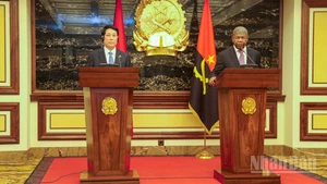 Chủ tịch nước Lương Cường và Tổng thống Angola gặp gỡ báo chí. (Ảnh: Xuân Kỳ)