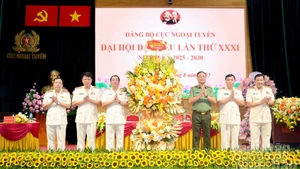 Thượng tướng Phạm Thế Tùng, Ủy viên Ban Thường vụ Đảng ủy Công an Trung ương, Thứ trưởng Công an tặng hoa chúc mừng Đại hội. (Ảnh: PHẠM CƯỜNG)