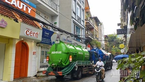 Trưa 6/8, Ban Quản lý Đường sắt đô thị Hà Nội đã dọn sạch phần bùn và nước bị trào lên tại ngõ Núi Trúc trong quá trình thi công.