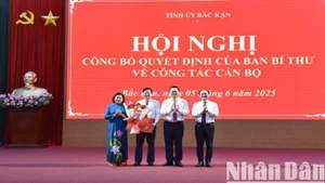 Thường trực Tỉnh ủy Bắc Kạn tặng hoa chúc mừng Tân Phó Bí thư Tỉnh ủy Đinh Quang Tuyên. (Ảnh: TUẤN SƠN)