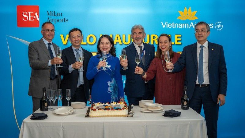 Phó Chủ tịch nước Võ Thị Ánh Xuân dự khai trương đường bay Hà Nội-Milan (Italia).