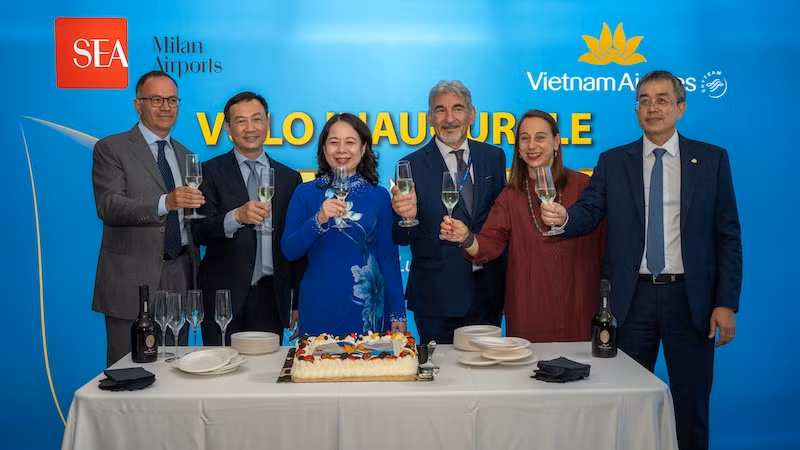 Phó Chủ tịch nước Võ Thị Ánh Xuân dự khai trương đường bay Hà Nội-Milan (Italia).