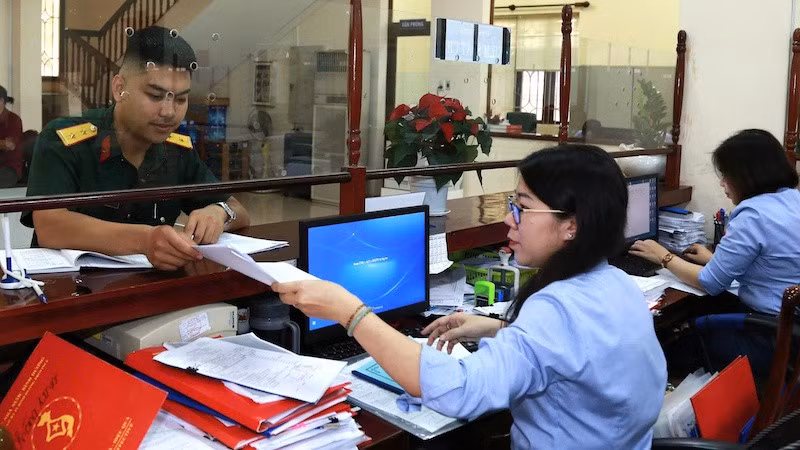 Kho bạc Nhà nước các khu vực bố trí công chức trực làm việc cả ngày thứ bảy, chủ nhật để chi trả, thanh toán cho các đối tượng chịu tác động của việc sắp xếp tổ chức bộ máy. (Ảnh: KỲ DUYÊN)