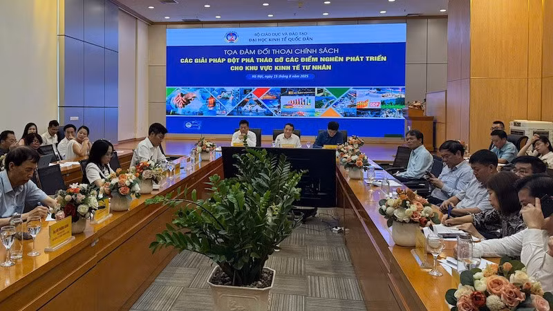 Quang cảnh Tọa đàm Các giải pháp đột phá tháo gỡ các điểm nghẽn phát triển khu vực kinh tế tư nhân.